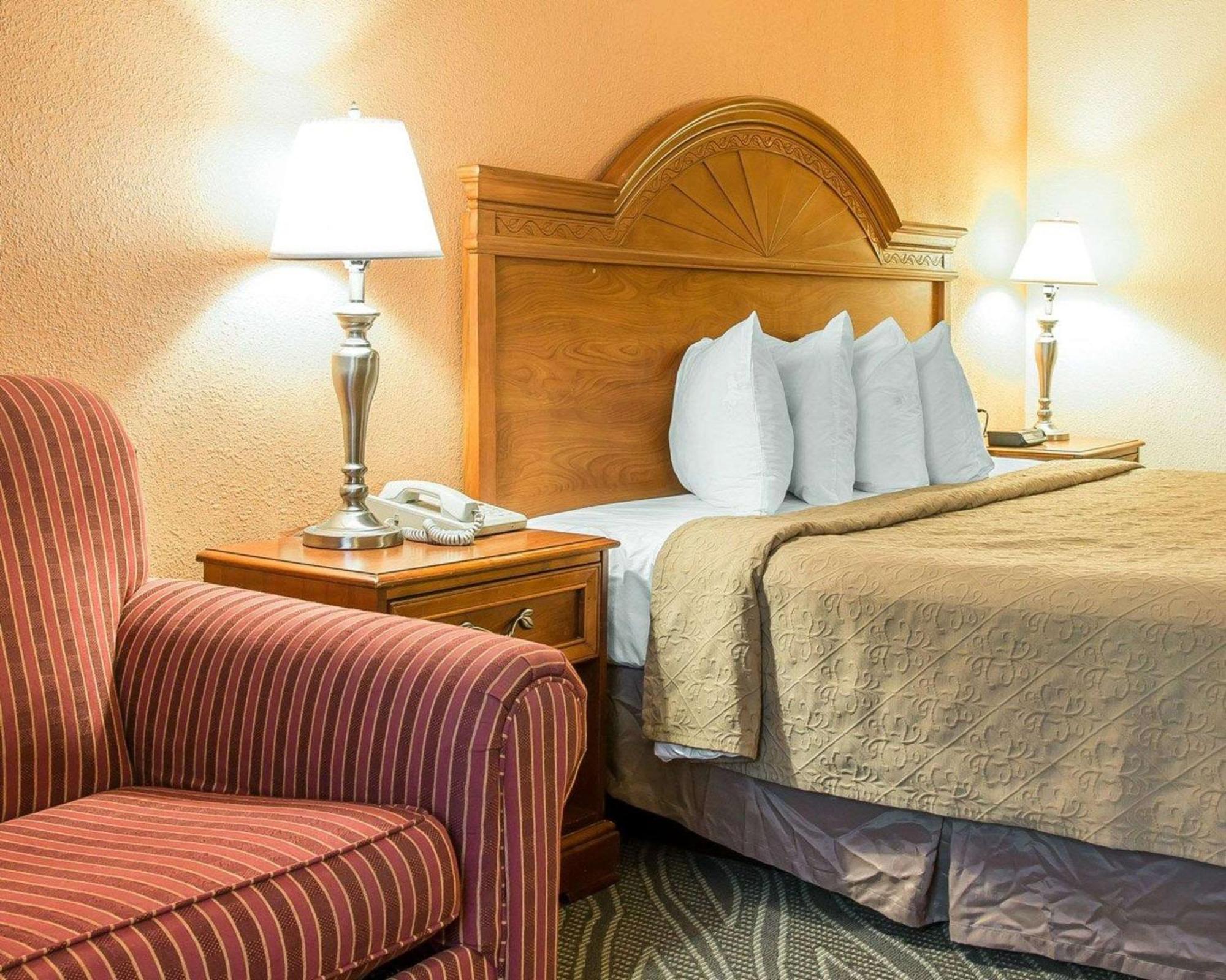 Quality Inn Gaylord Exteriör bild